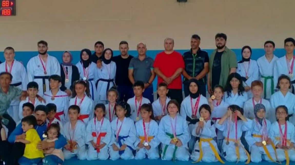 Kurumumuz Karate Kursu Sporcularımız ile  Erzincan Gençlik Spor İl Müdürlüğü Karate Sporcuları Arasında Dostluk Turnuvası Düzenlendi.