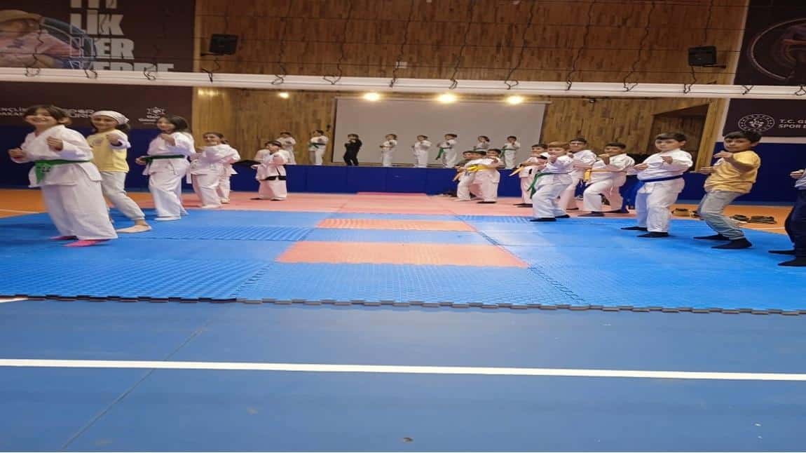 Karate Kursu Sporcularımız Düzenlenen Okul Sporları Grup Müsabakalarına Katıldılar.
